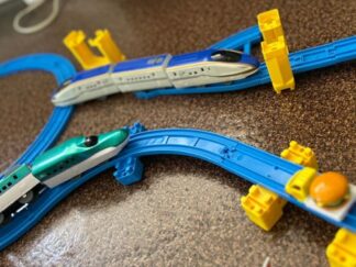 a train set with 2 shinkansen