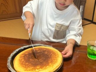 a kid cutting a pancake